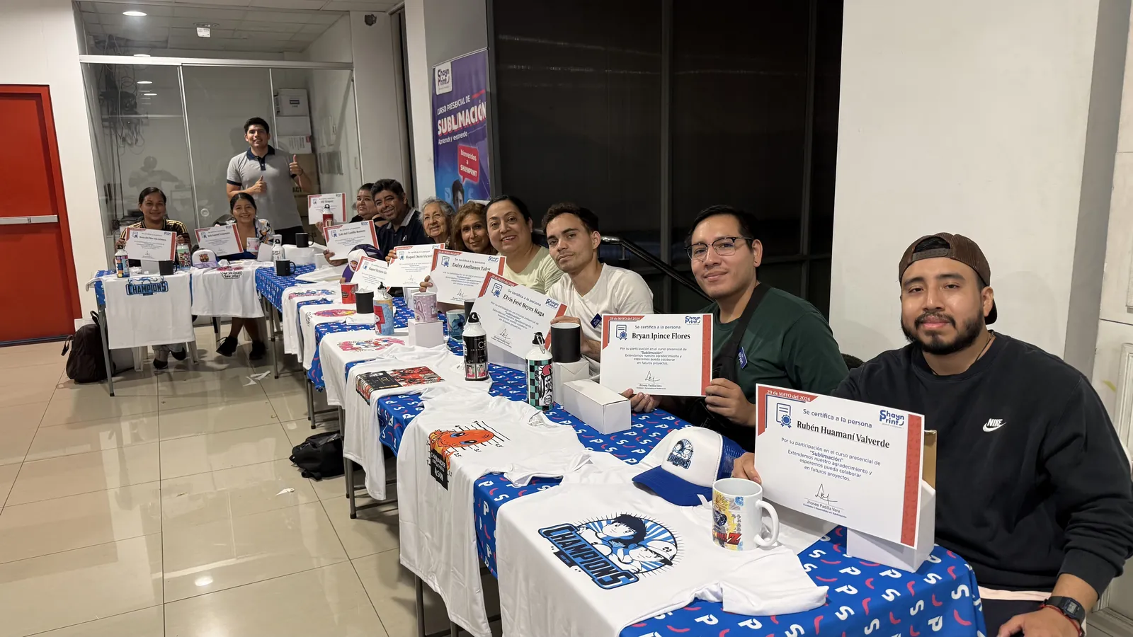 Grupo de alumnos de ShaynPrint con sus certificados
