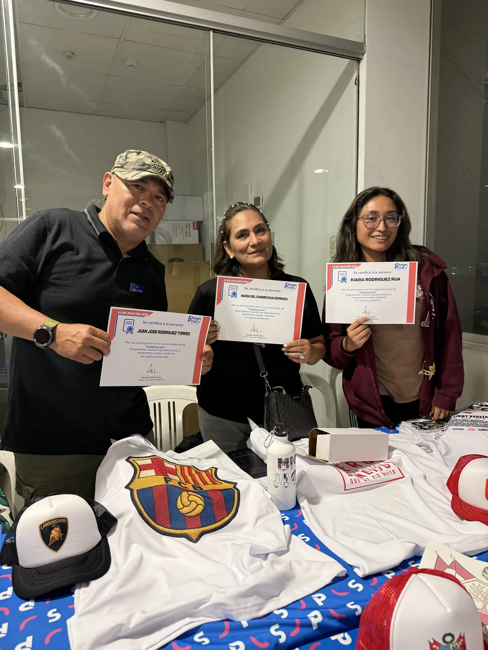 Alumnos de ShaynPrint con sus certificados