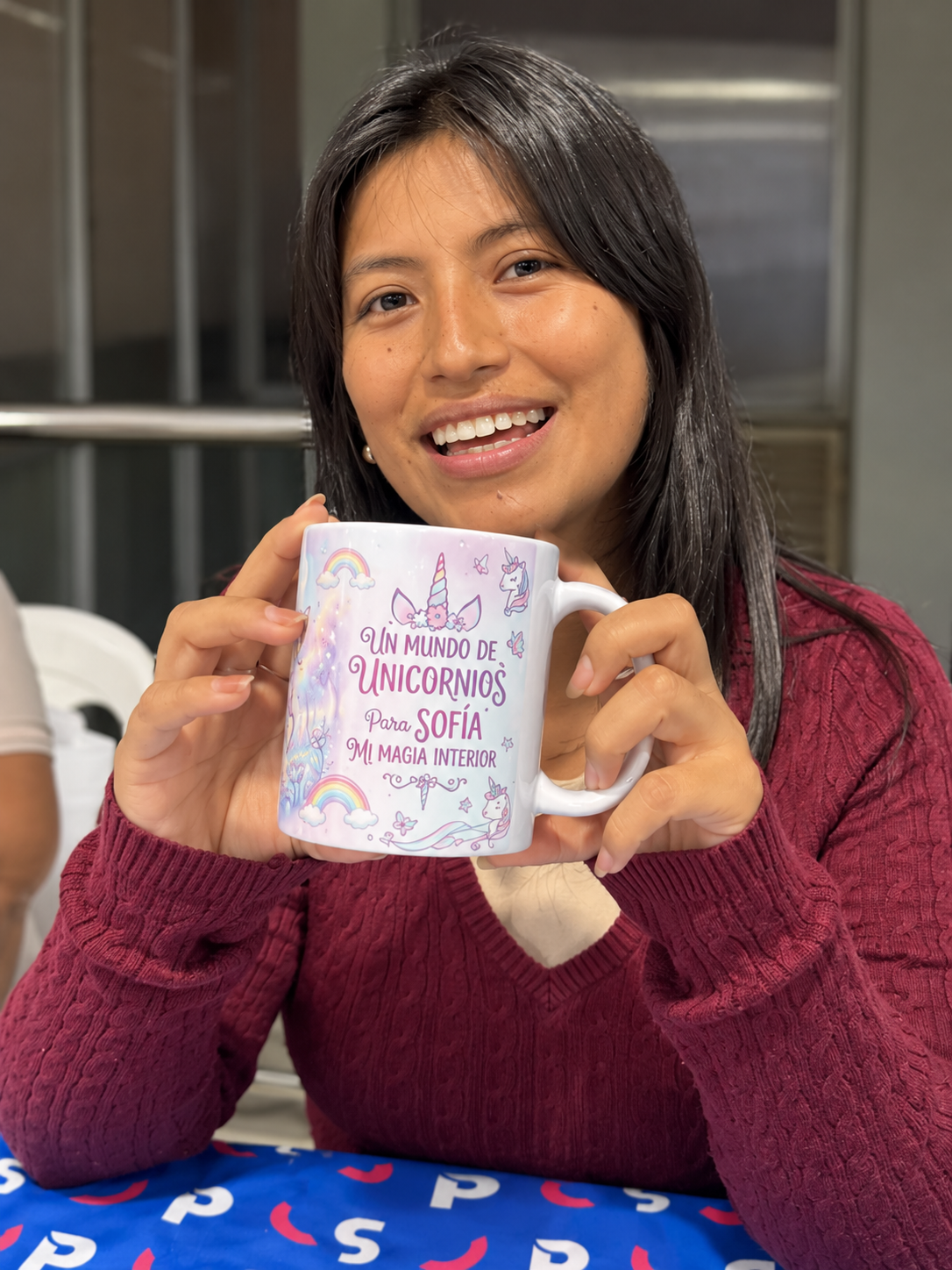 Alumna mostrando una taza sublimada